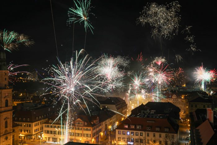 Viel Feuerwerk in Erlangen zum Jahreswechsel 2022/23. Wir haben das Feuerwerk in der Stadt vom Turm der Neustädter Kirche aufgenommen. Mit freundlicher Unterstützung der Neustädter Kirchengemeinde.